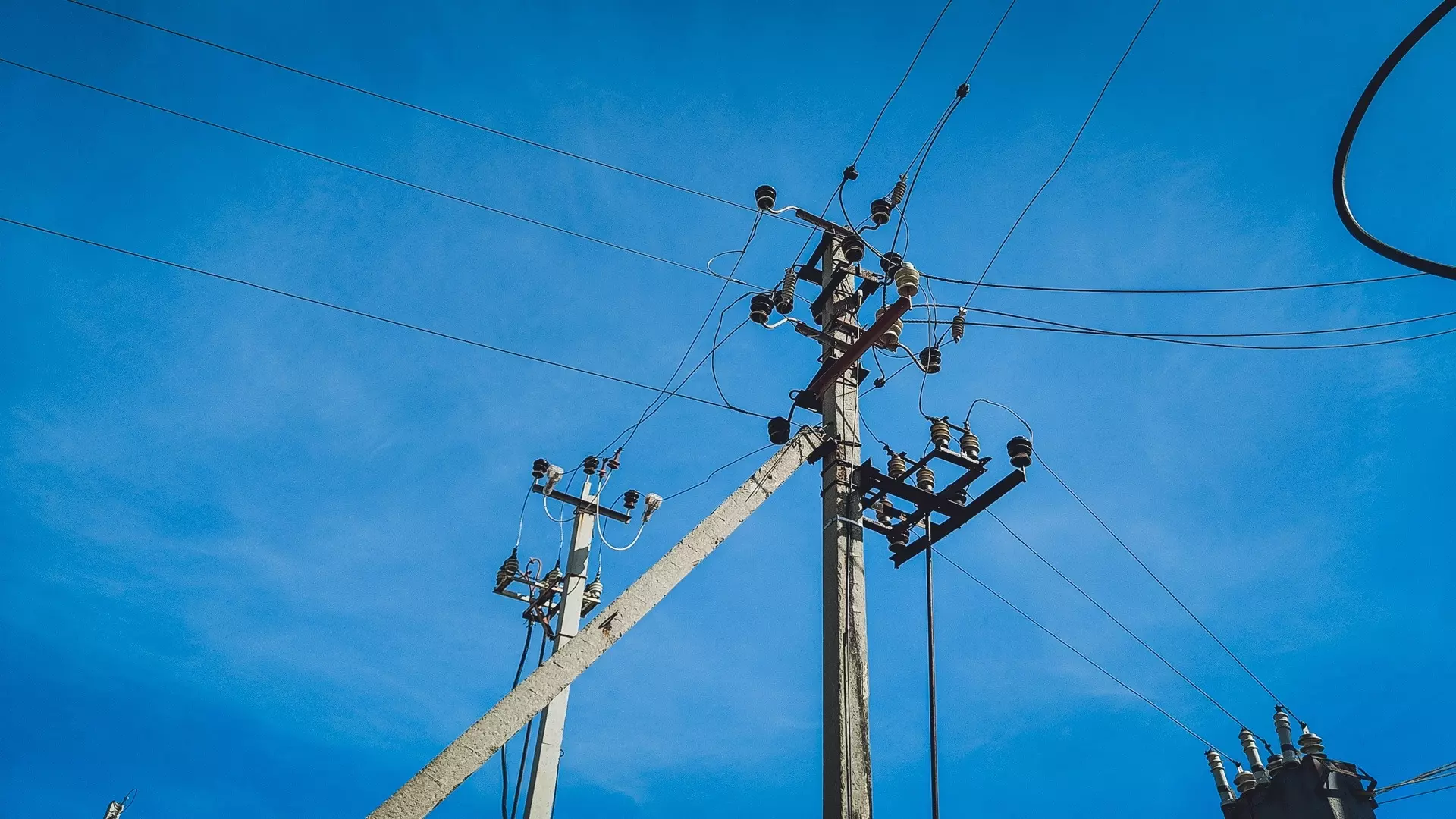 Электроснабжение восстанавливают в Свердловской области
