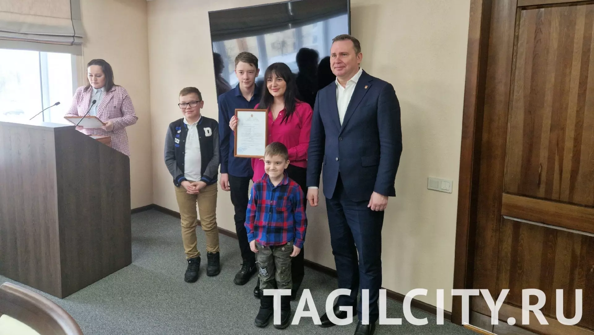 14 молодых семей из Нижнего Тагила получили сертификаты на покупку жилья