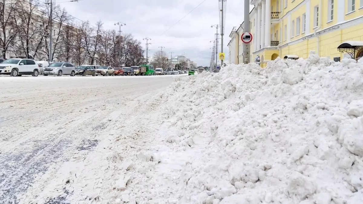 Жители Екатеринбурга решили передвигаться по дорогам на лыжах и сноубордах