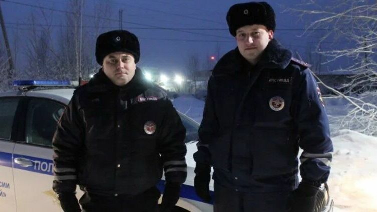 Две семьи с детьми спасли на трассе в мороз полицейские из Серова