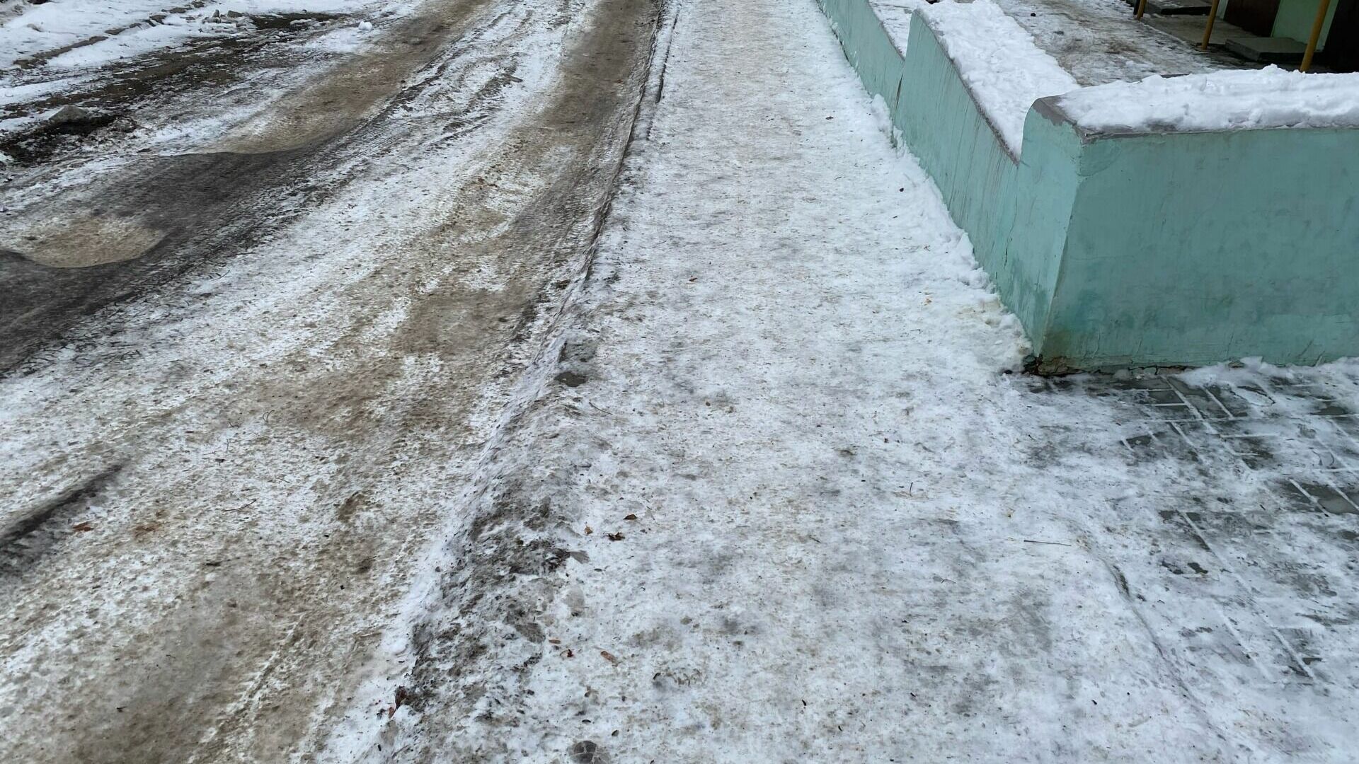 УК в Нижнем Тагиле не убирают лед с тротуаров