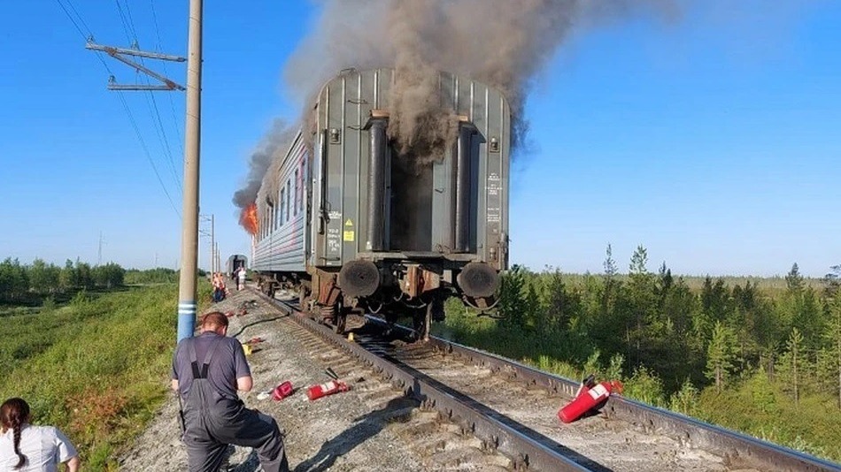 Вагон с пассажирами загорелся на Свердловской железной дороге
