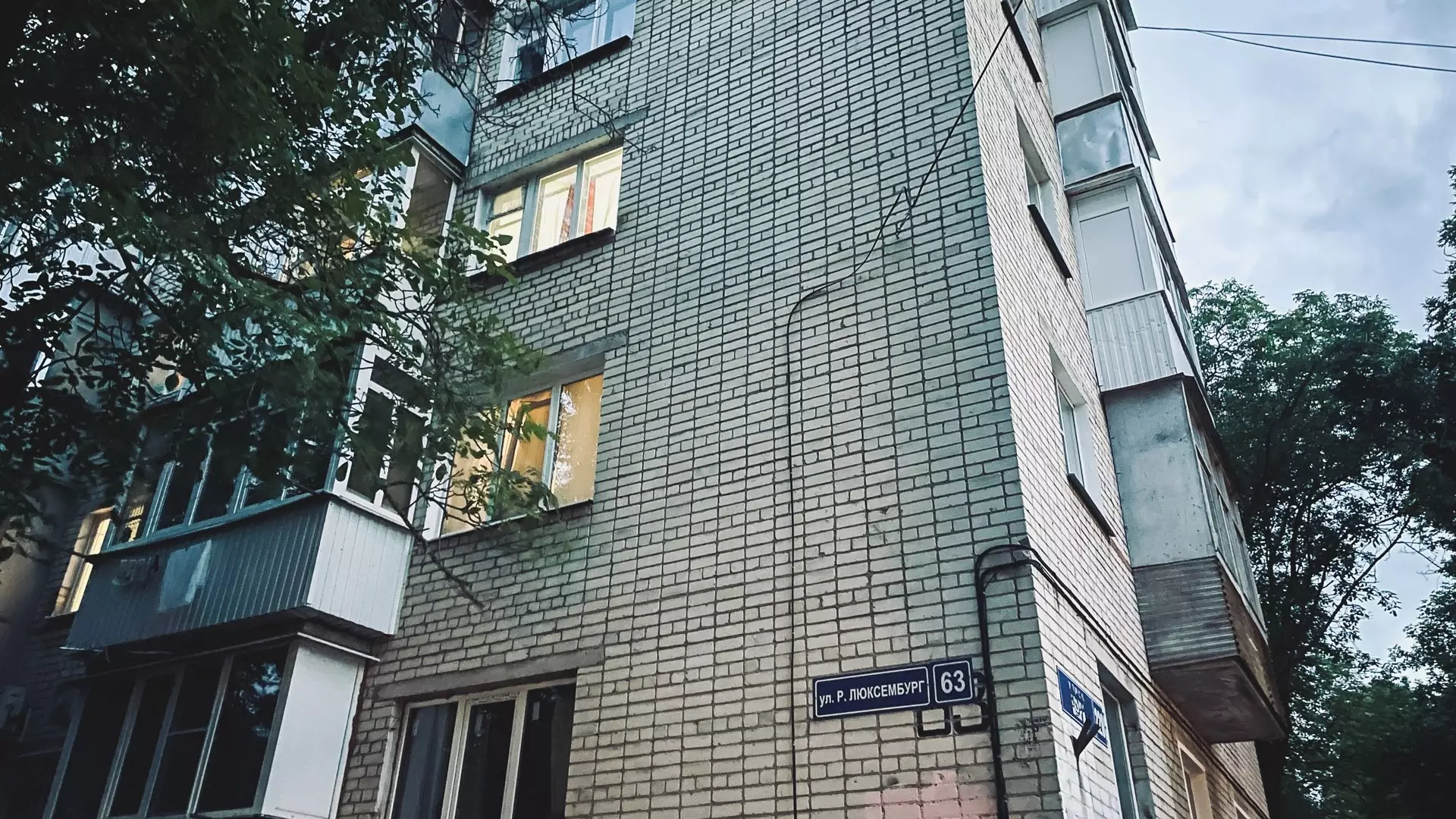 Голая жительница Екатеринбурга резала себя на краю окна и осталась жива