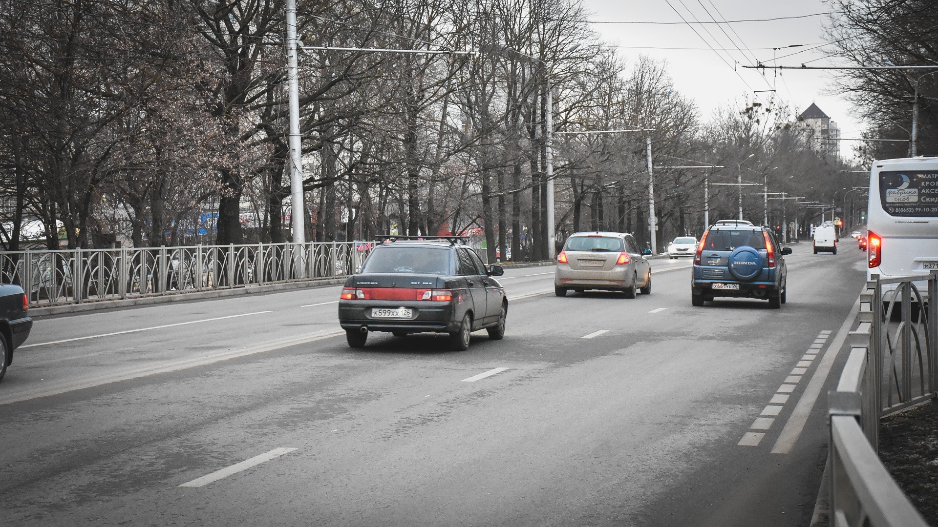 Двое мужчин подрались на дороге в Екатеринбурге