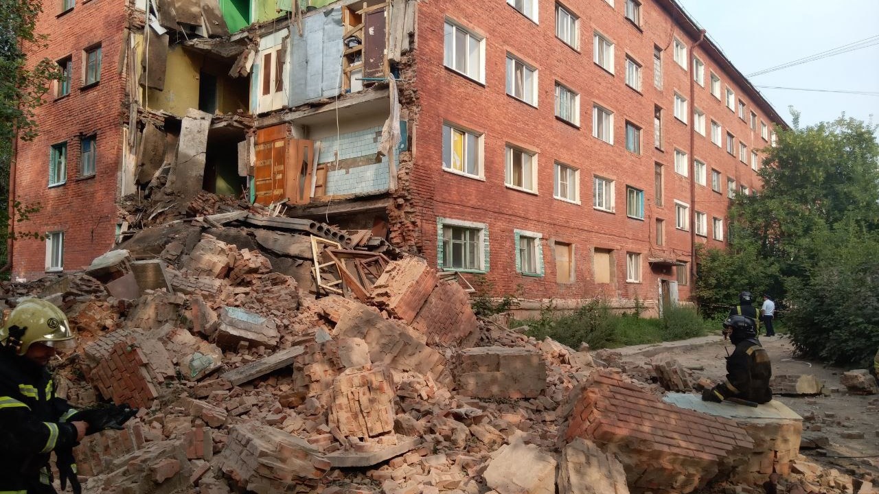 Обрушилась стена аварийного дома в микрорайоне Нефтяники в Омске