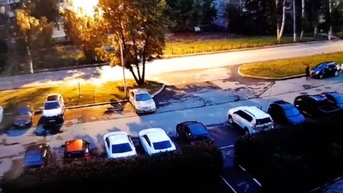 Неизвестный снимал зеркала с автомобилей в Екатеринбурге