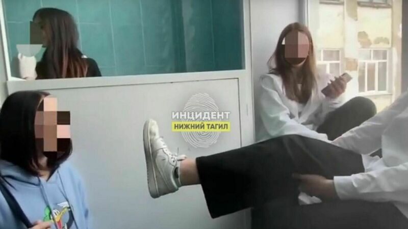 Тагильчане возмущены выходкой хулиганки, пнувшей в лицо девочке в школьном туалете