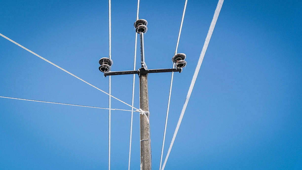 Труп электрика повис на проводах в Волчанске