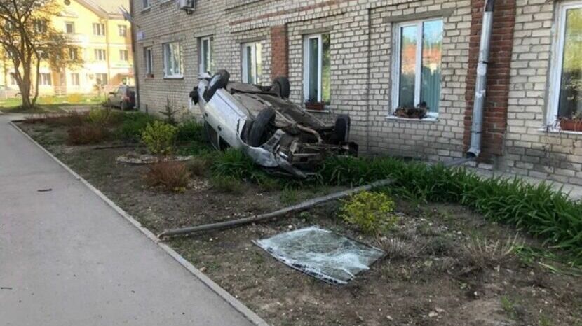Водитель протаранил здание ГАИ в Березовском