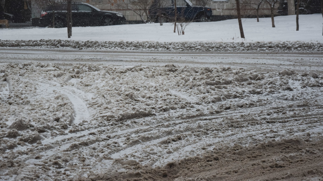 Массовые аварии из-за снегопада происходят на трассах под Екатеринбургом