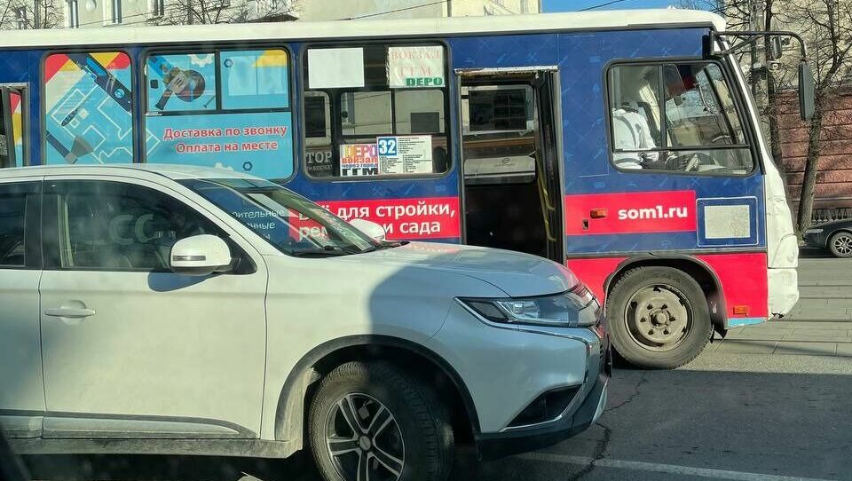 Пенсионер на Mitsubishi устроил ДТП с пассажирским автобусом в центре Нижнего Тагила