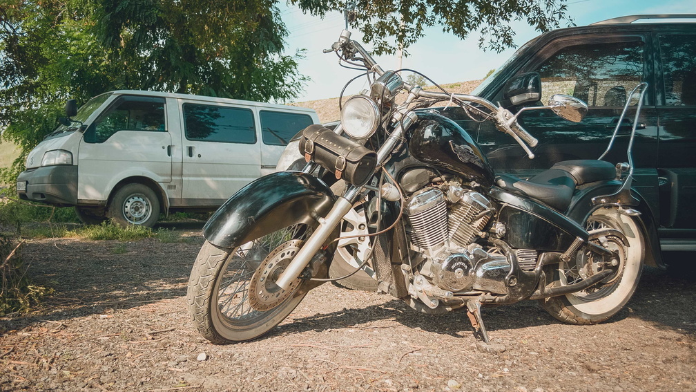 «Лежал на дороге»: легковушка сбила мотоциклиста у проходной УВЗ в Нижнем Тагиле