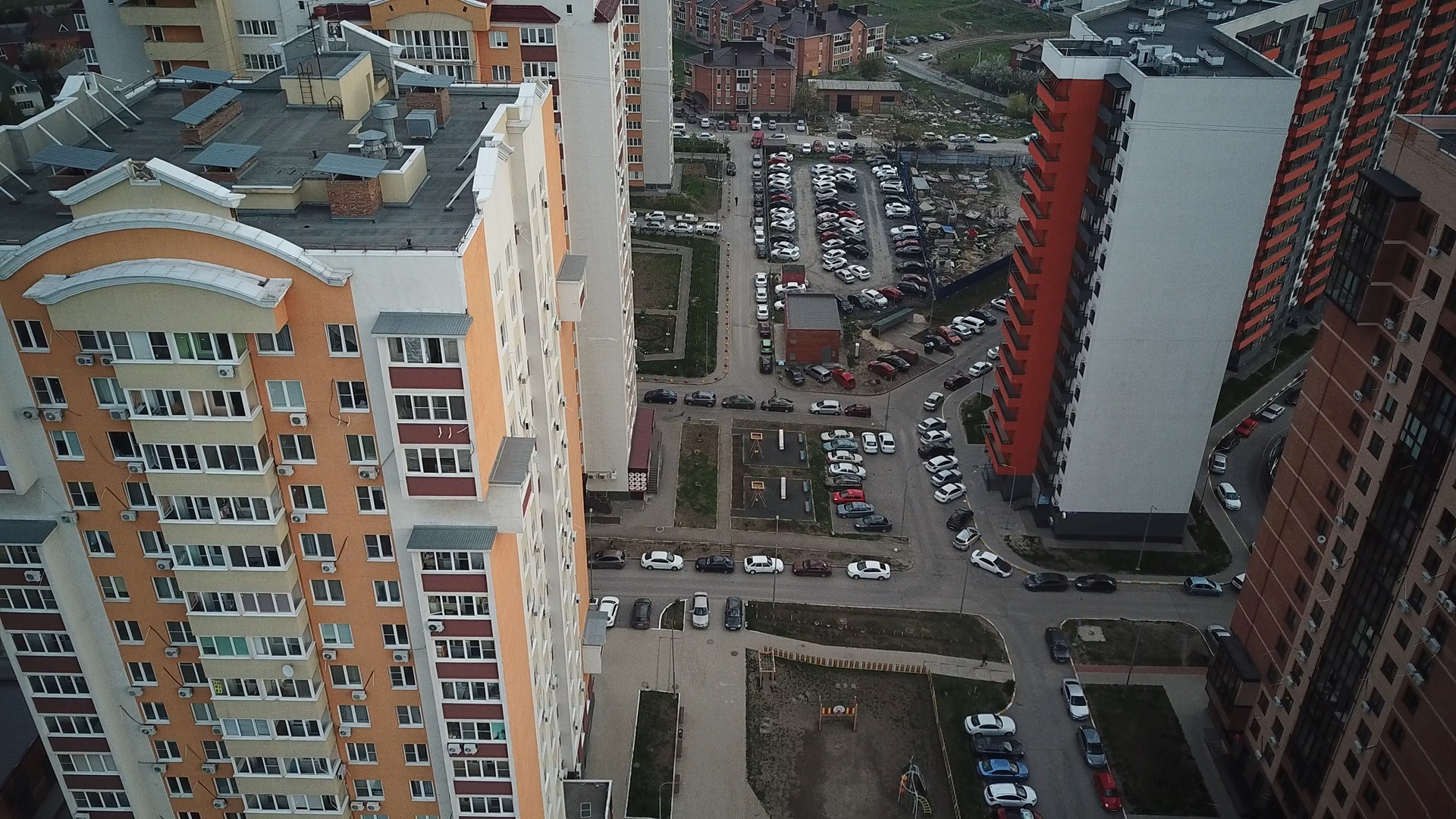 Жители Екатеринбурга жалуются на шумную компанию подростков, которые громят машину