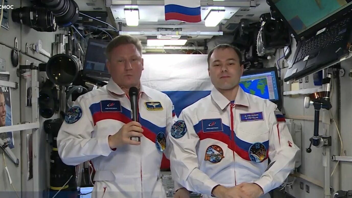 Уральские космонавты поздравили женщин с 8 марта из космоса