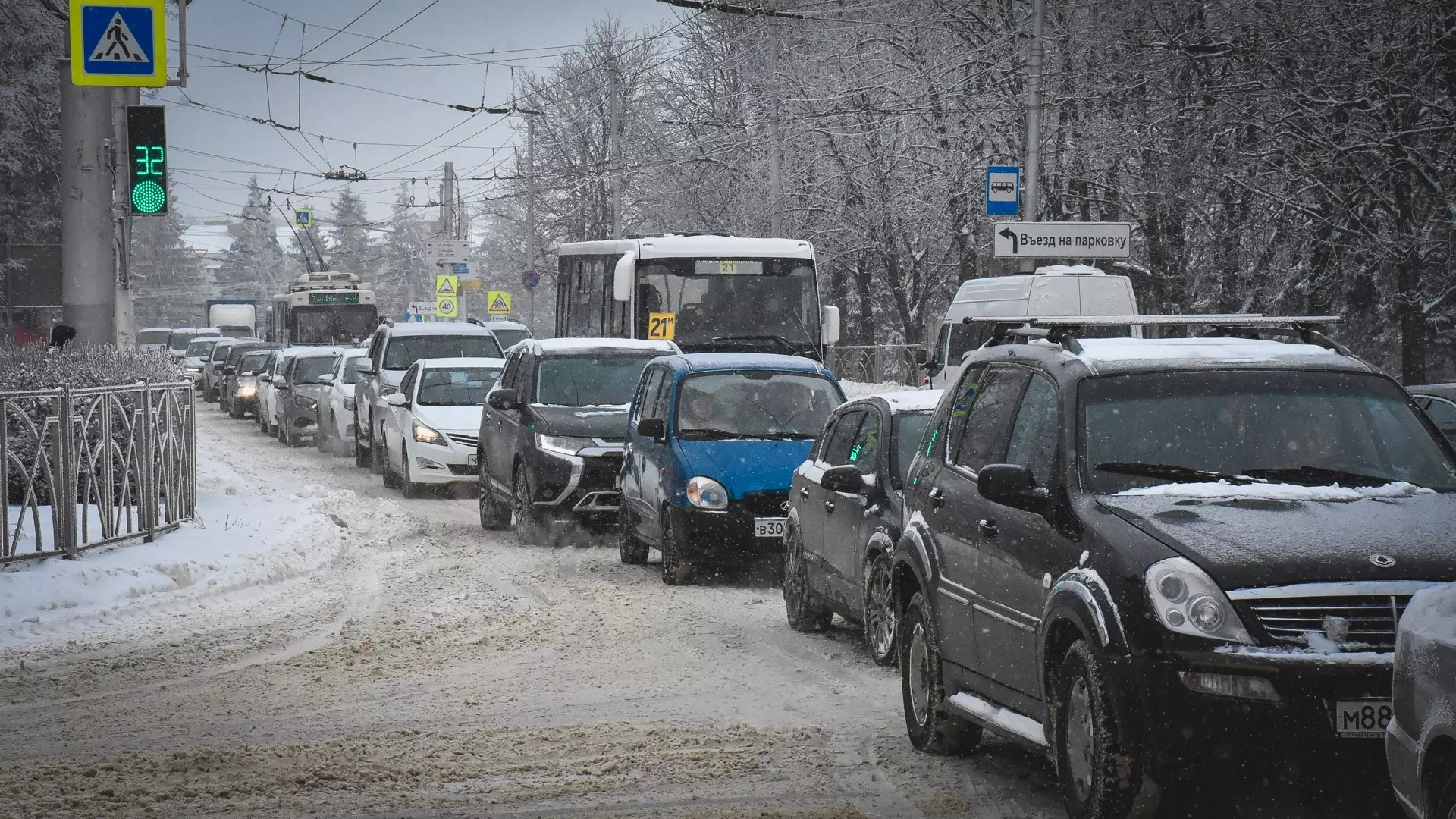 Во время снегопада в Екатеринбурге за утро произошло 13 ДТП