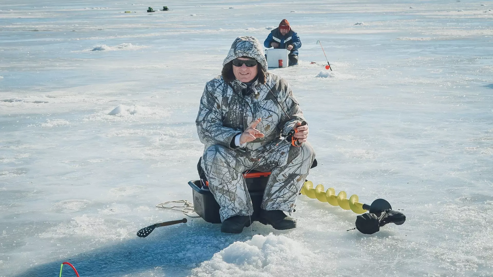 Полиция провела рейд в центре Екатеринбурга по поимке выходящих на лед рыбаков