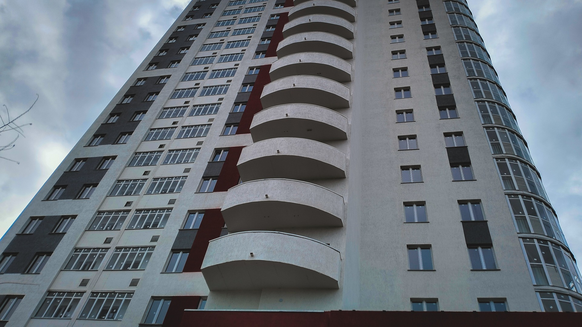 Трехлетний мальчик выпал из окна высотки в Екатеринбурге