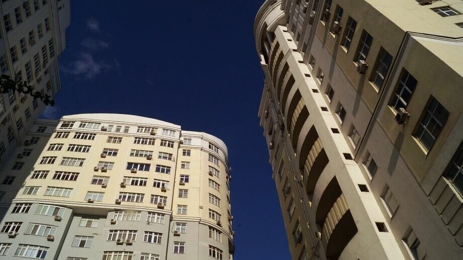 Восьмилетний мальчик гулял по карнизу многоэтажки в Екатеринбурге