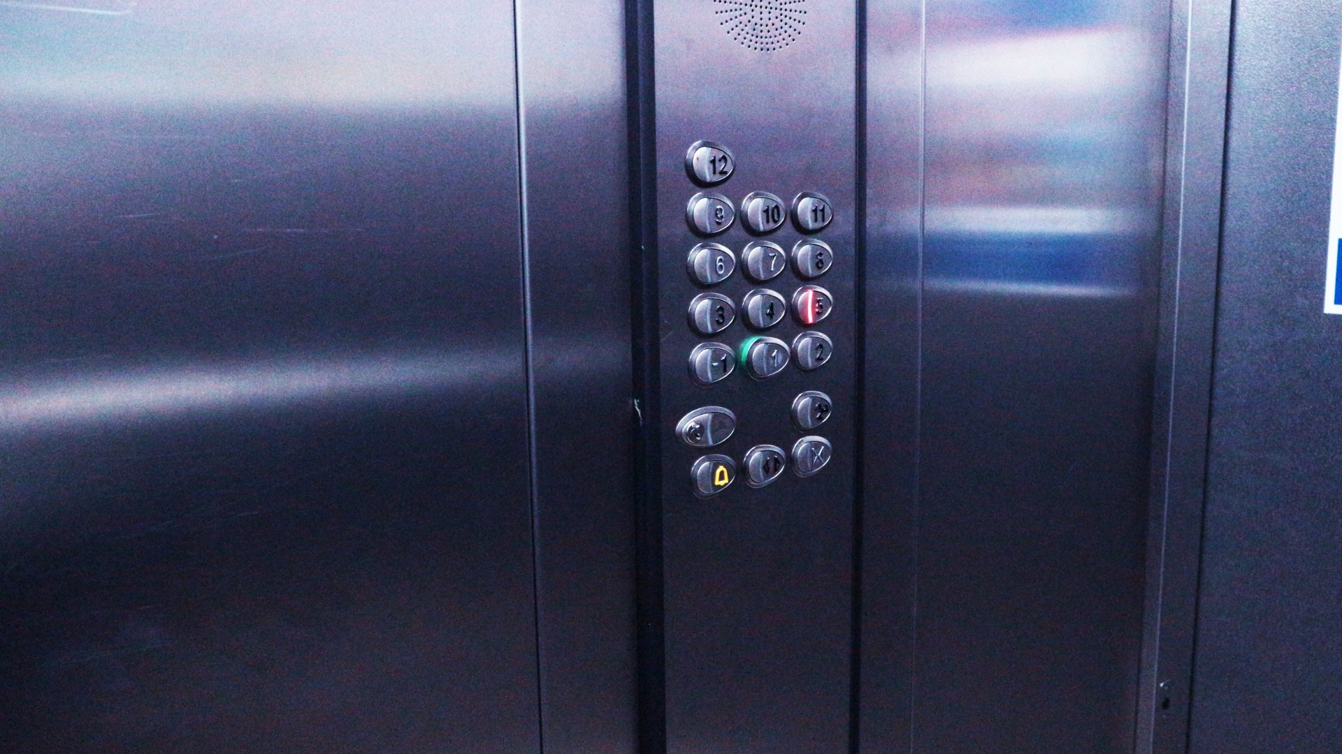 Более 300 лифтов заменят в Свердловской области