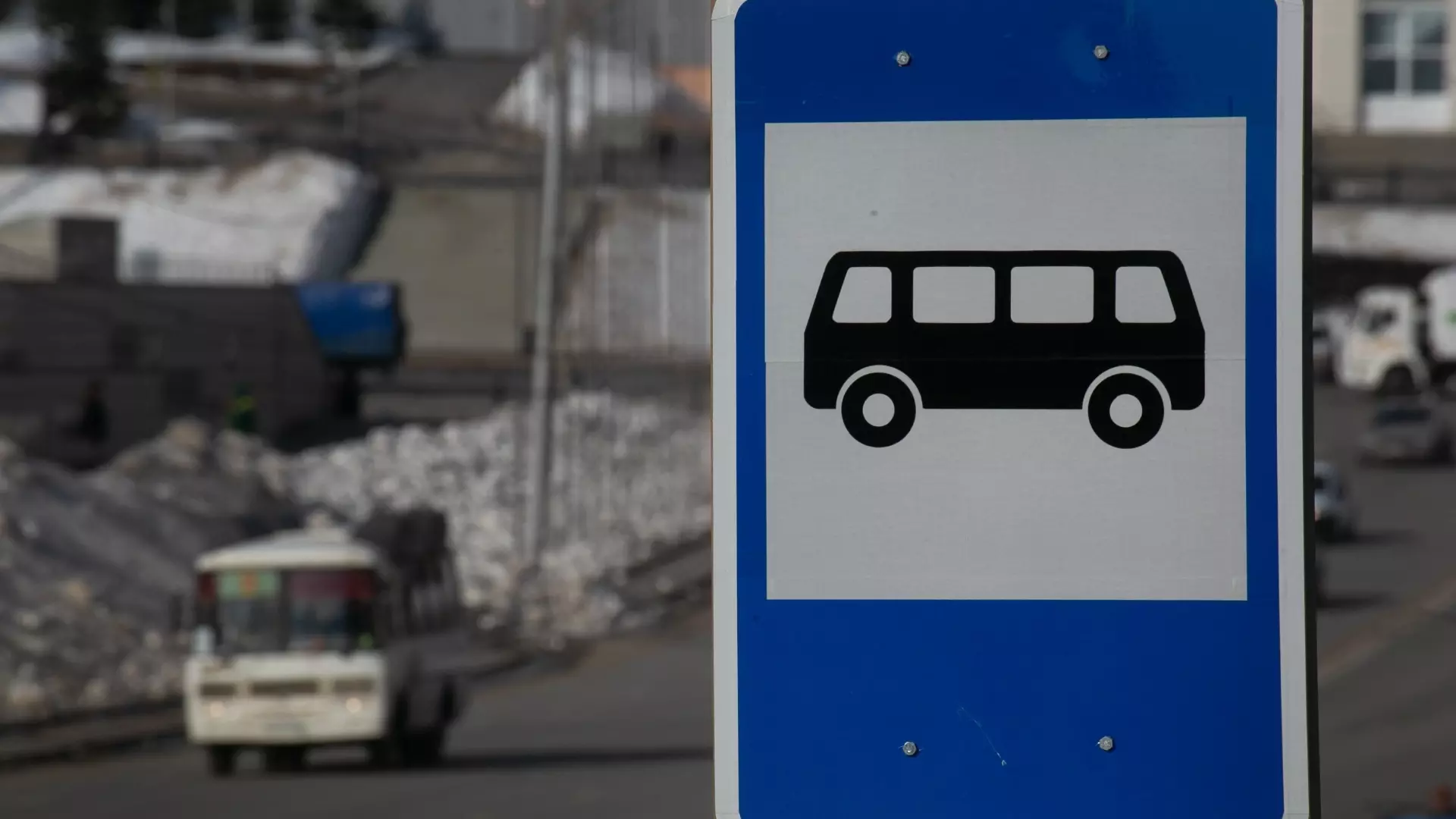 Водителям автобусов в Екатеринбурге грозит наказание за замерзающих пассажиров