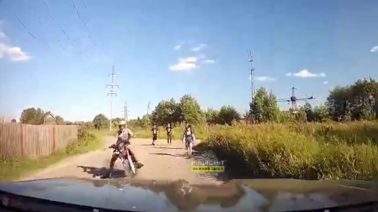 Подросток на мотоцикле в селе под Нижним Тагилом влетел в Land Cruiser и скрылся