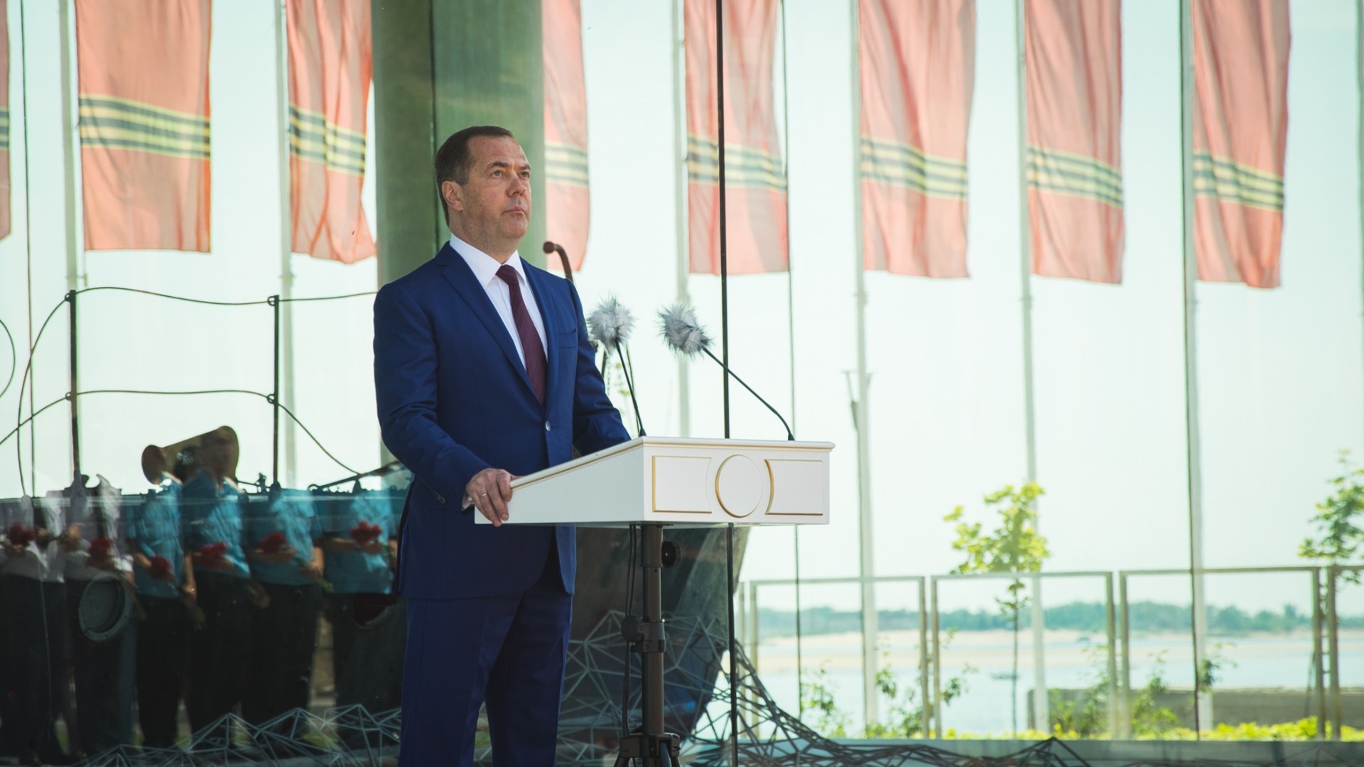 Медведев приехал на УВЗ в Нижний Тагил, а воздух был без выбросов