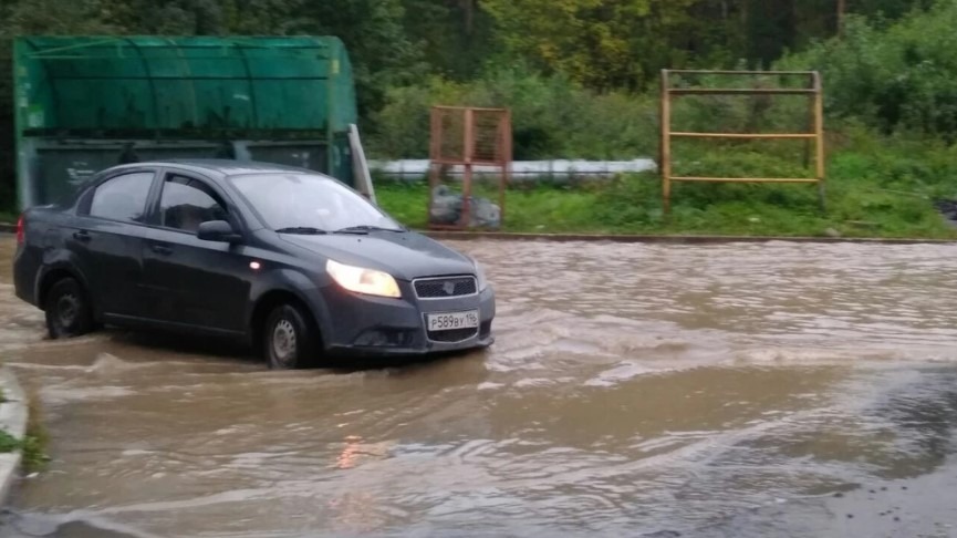 Из-за дождей в Екатеринбурге стали тонуть автомобили