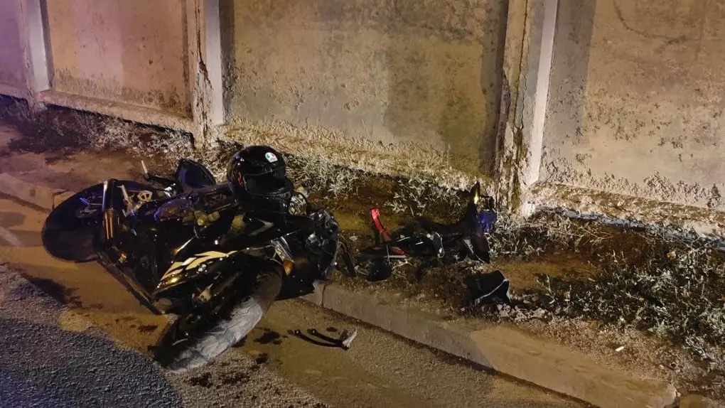Мотоциклист в Екатеринбурге наехал на металлическое ограждение и погиб