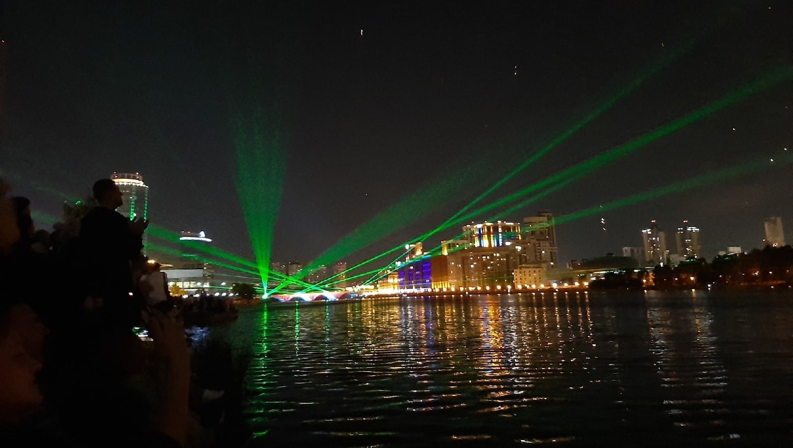 Лазерное шоу на Макаровском мосту показали на День города Екатеринбурга