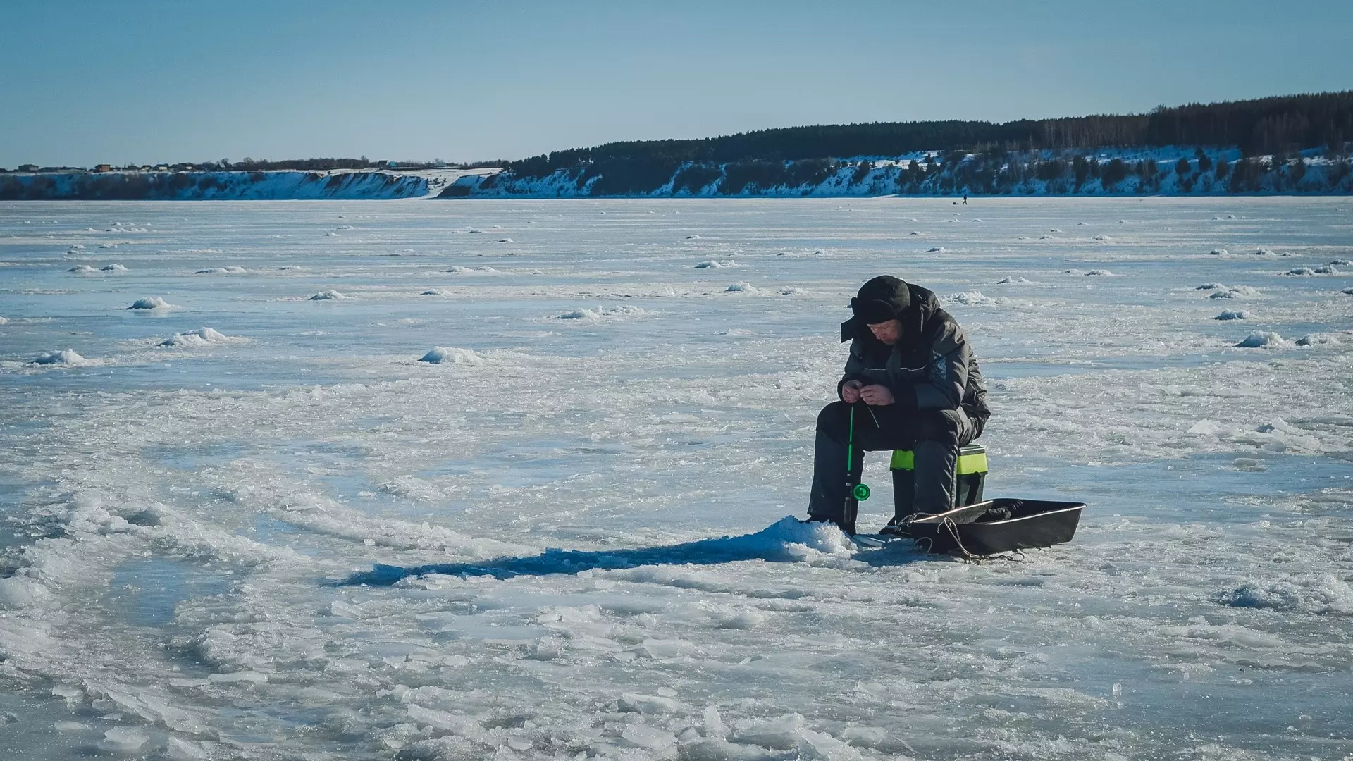 Житель Свердловской области поймал на озере двух крупных севрюг