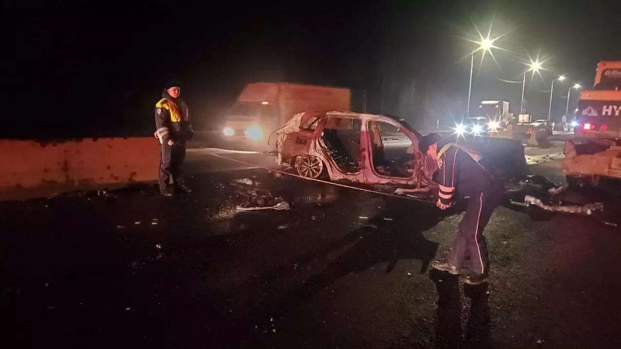 BMW с водителем внутри загорелась на трассе в Свердловской области