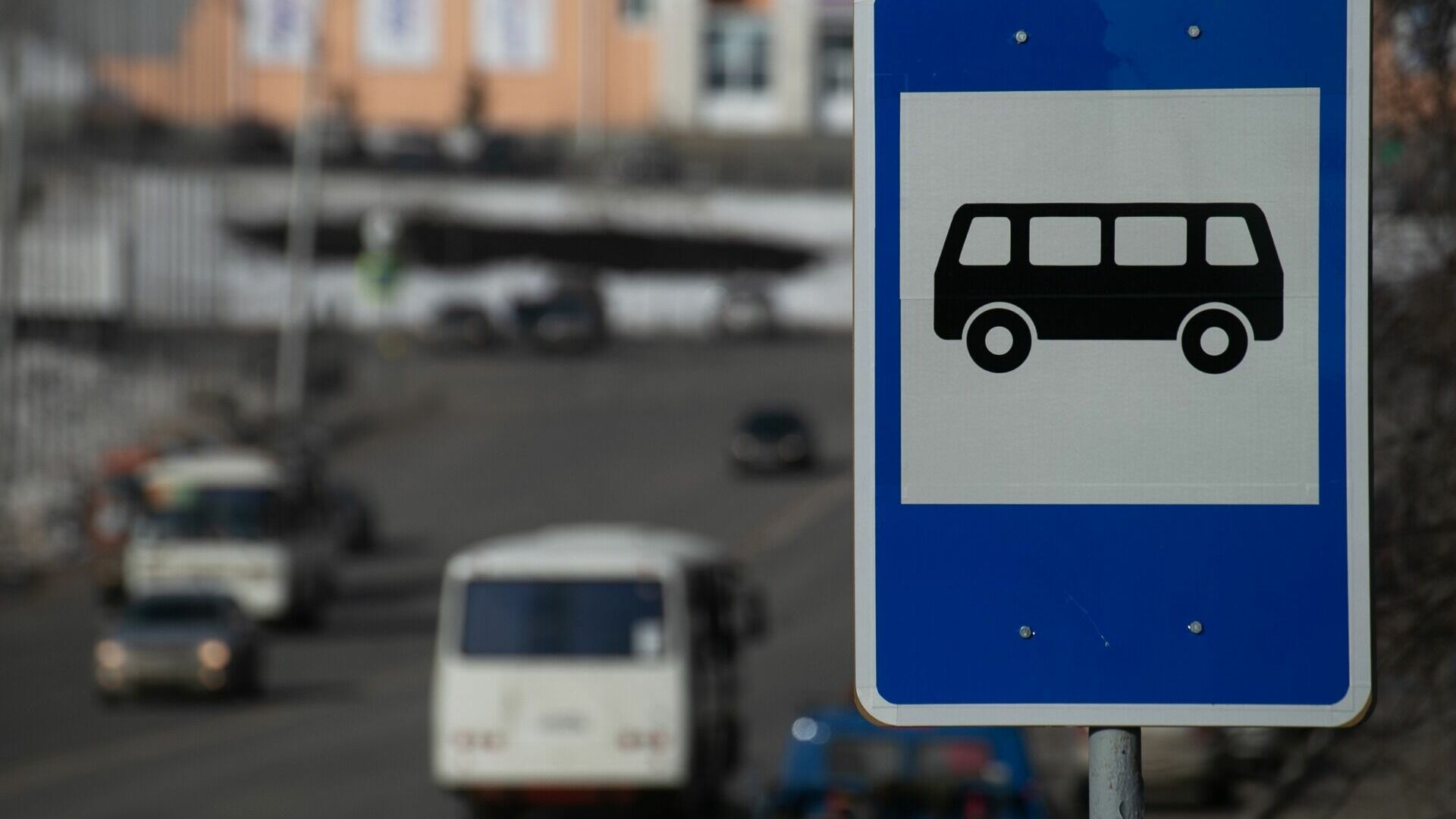 Перевозчиков в Нижнем Тагиле обязали установить в автобусах таблички для слепых