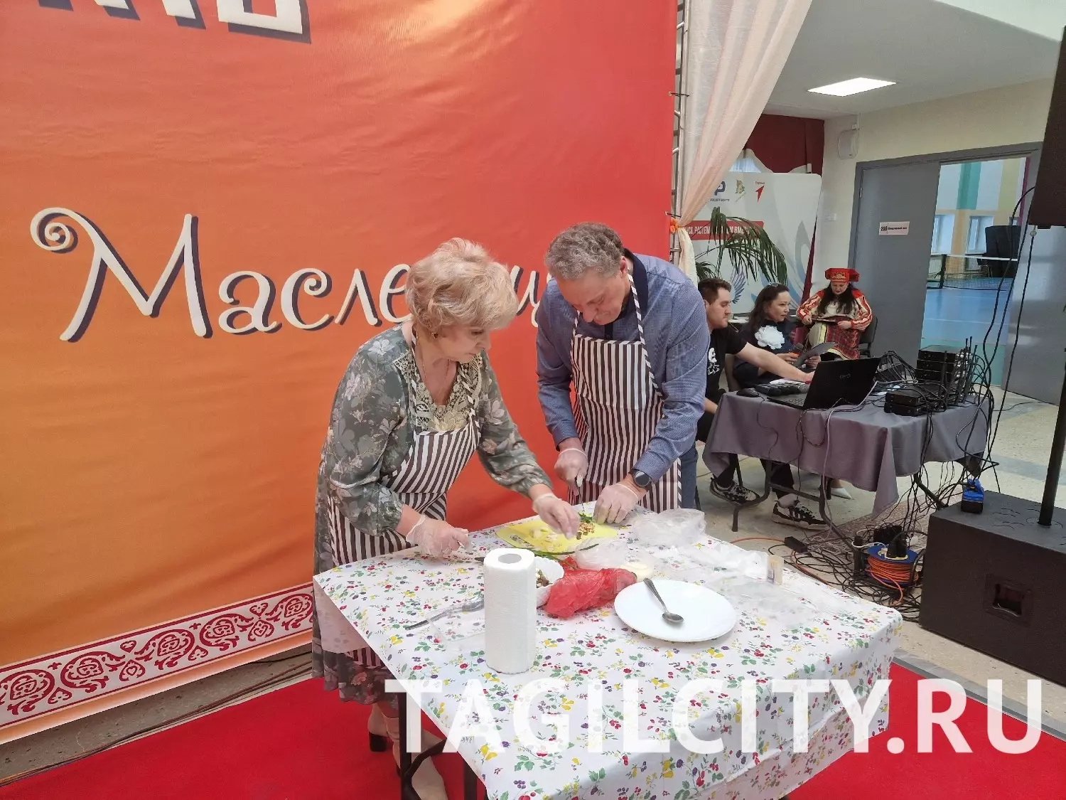 Мастер-класс по приготовлению блюд из блинов от организаторов фестиваля "Боярыня Масленица" в Нижнем Тагиле.