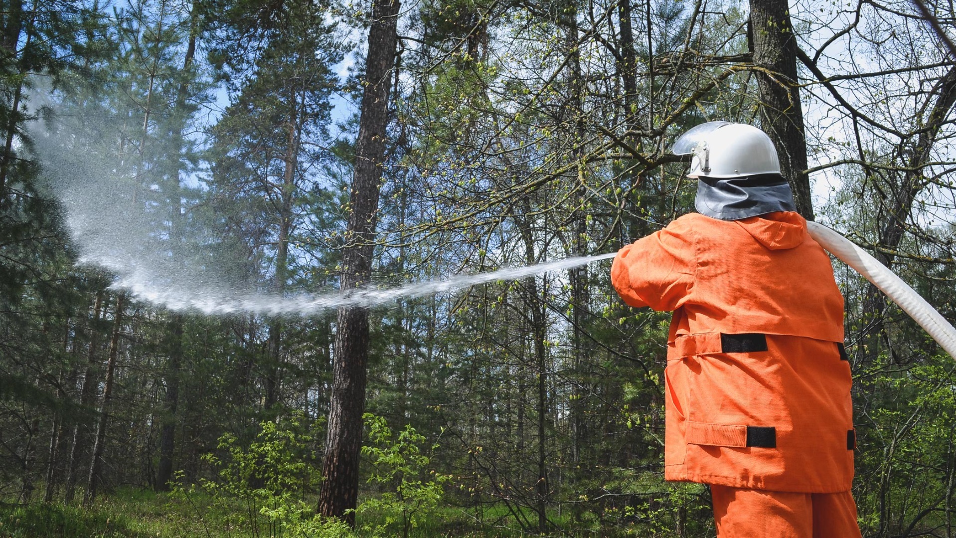 Заплаты борющихся с лесными пожарами спасателей увеличил Евгений Куйвашев