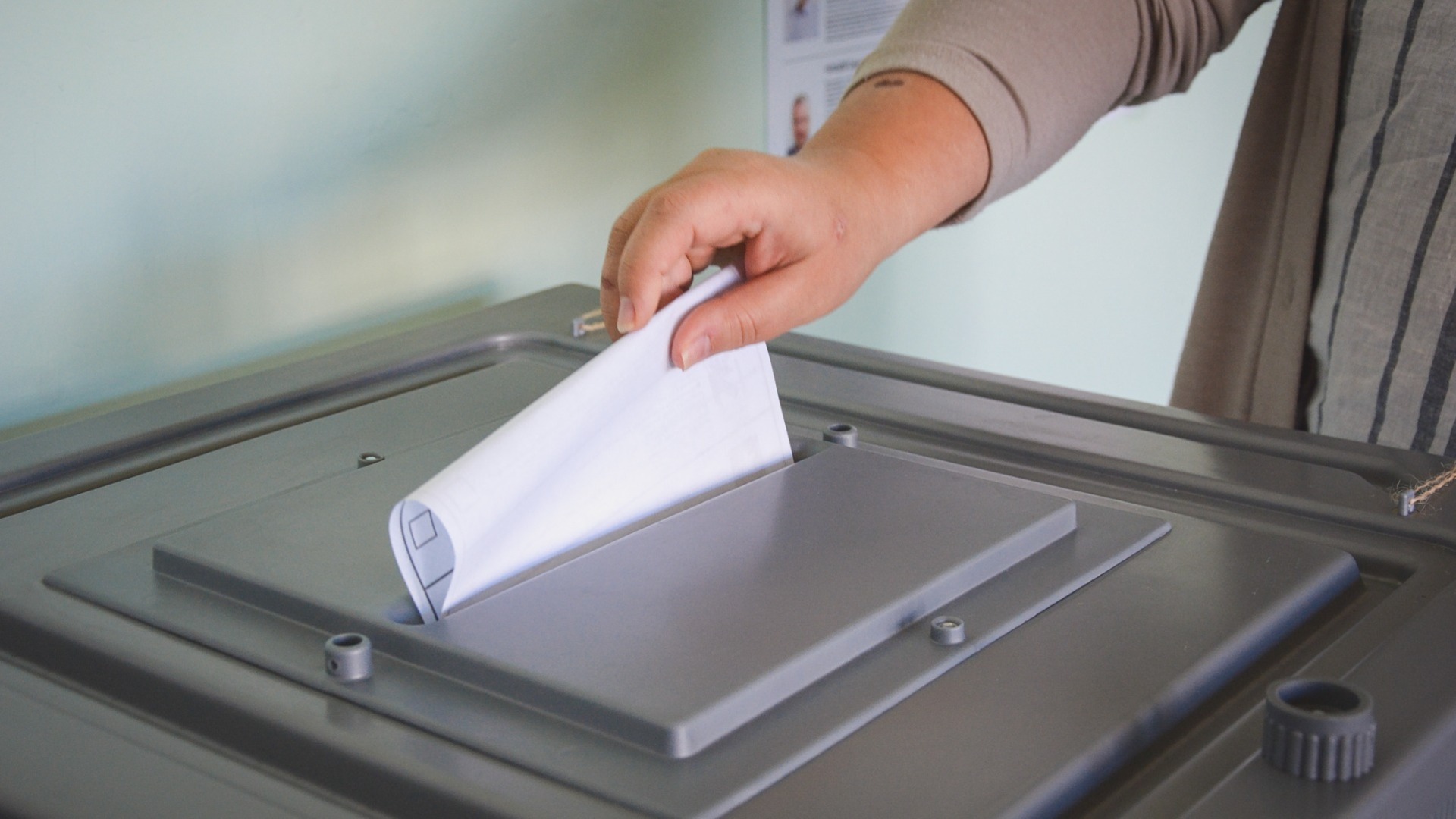 Наблюдатели из ДНР работают на избирательных участках в Свердловской области