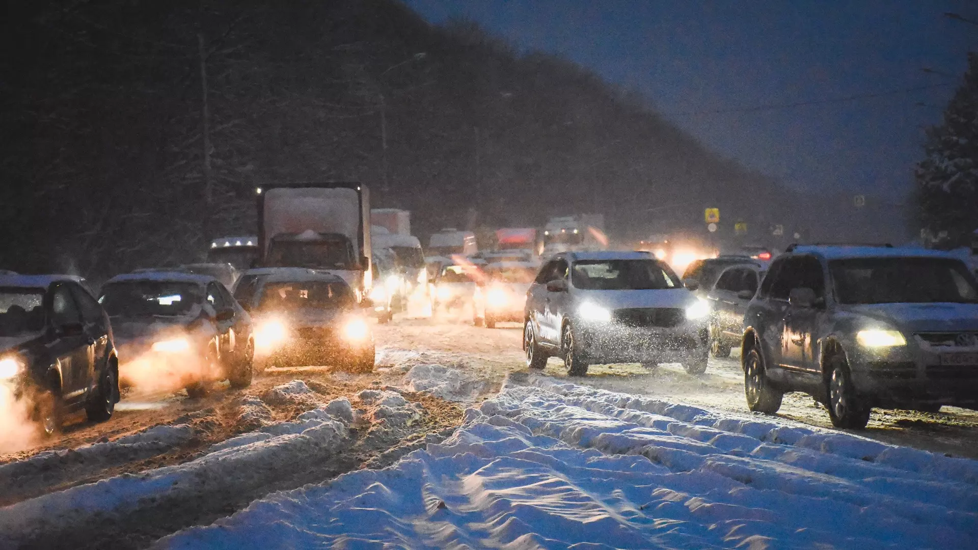 И-за снегопада на дорогах Екатеринбурга вторые сутки пробки