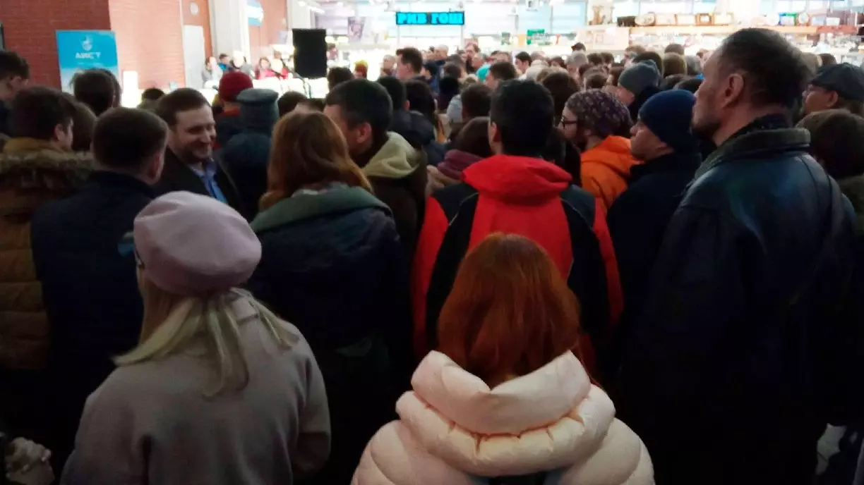 Люди стоят в очереди в ГИБДД в Екатеринбурге