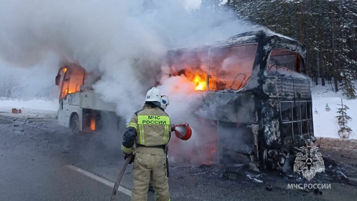 Пассажирский автобус сгорел на трассе под Невьянском