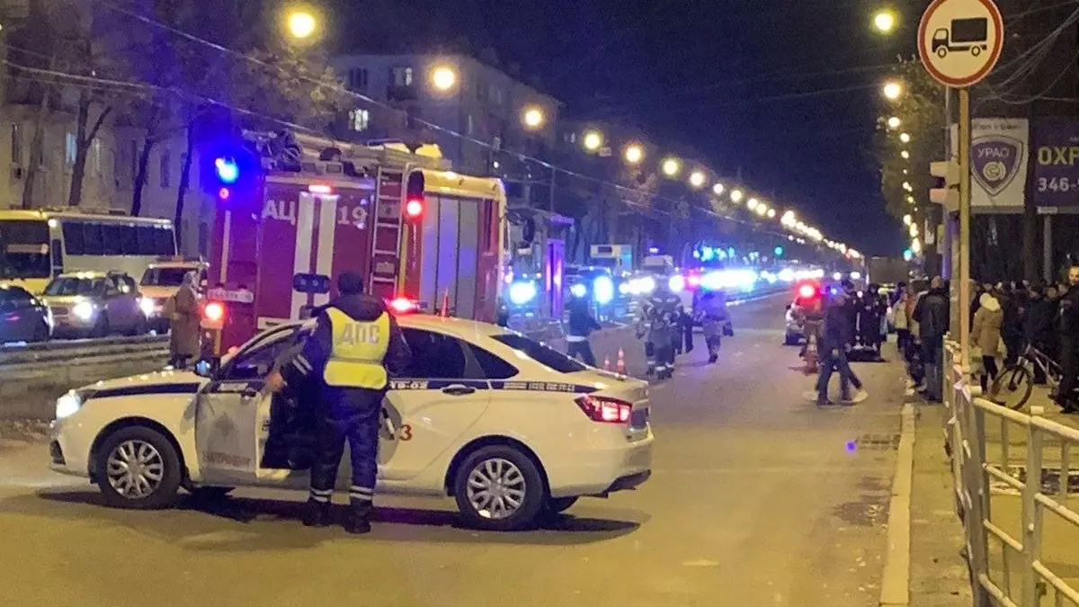 В Екатеринбурге два человека погибли из-за врезавшегося в остановку водителя