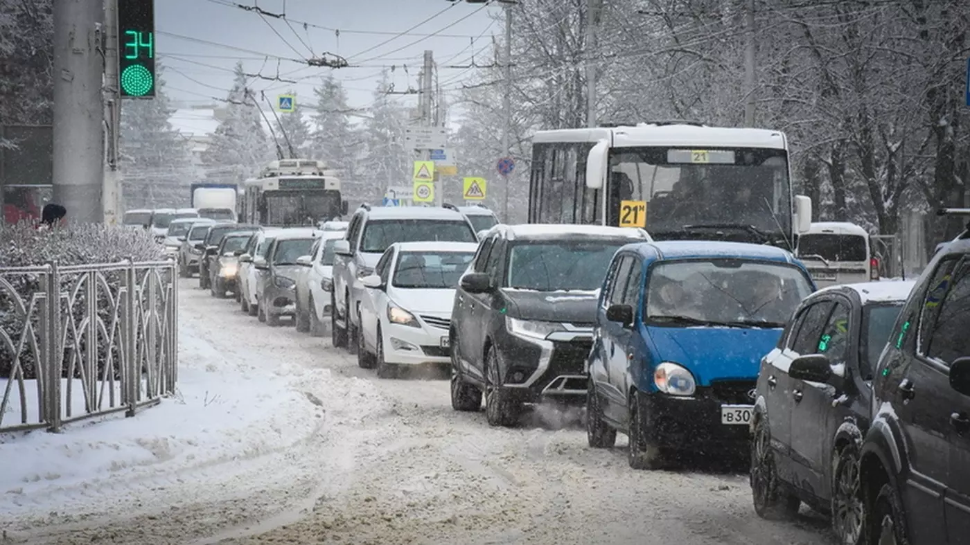 ГИБДД выпустила предупреждения для водителей из-за мощных снегопадов