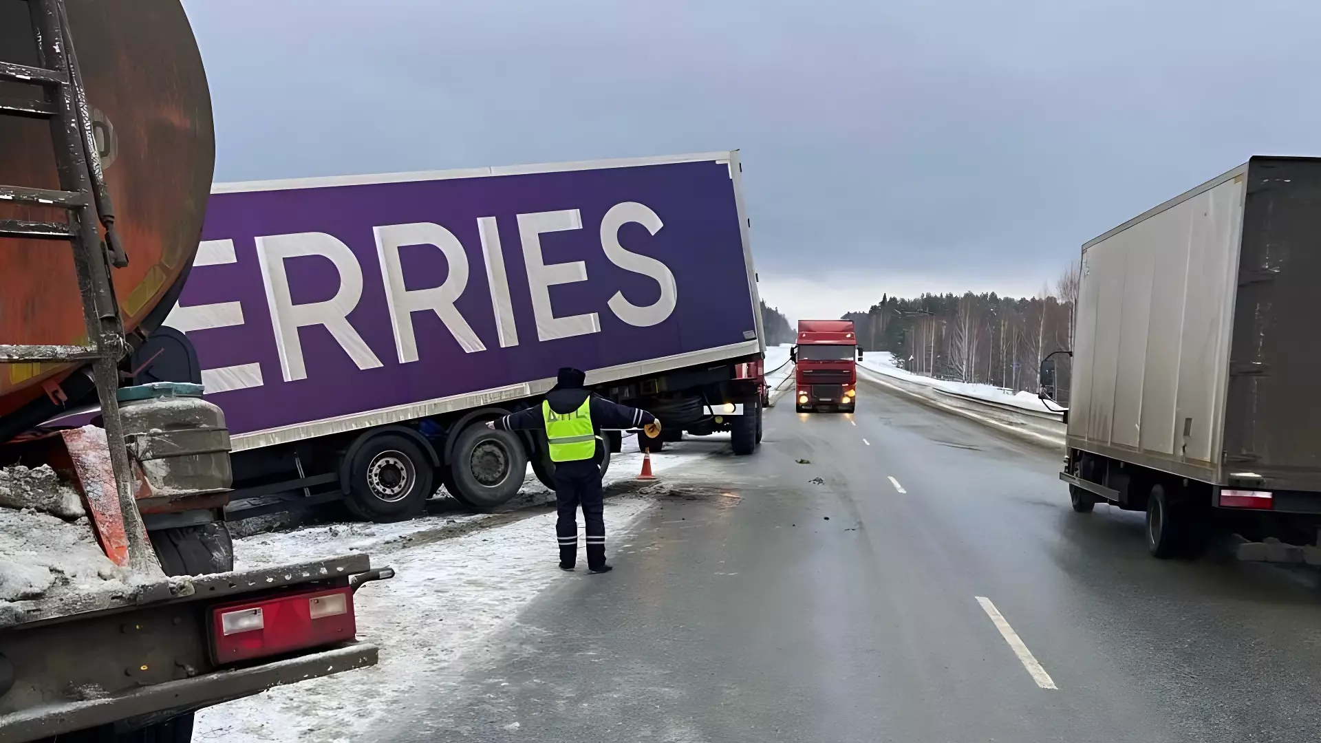 Два грузовика столкнулись на трассе Пермь — Екатеринбург
