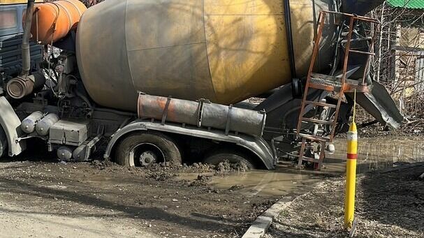 Пожарная машина и бетономешалка провалились под землю в Нижнем Тагиле