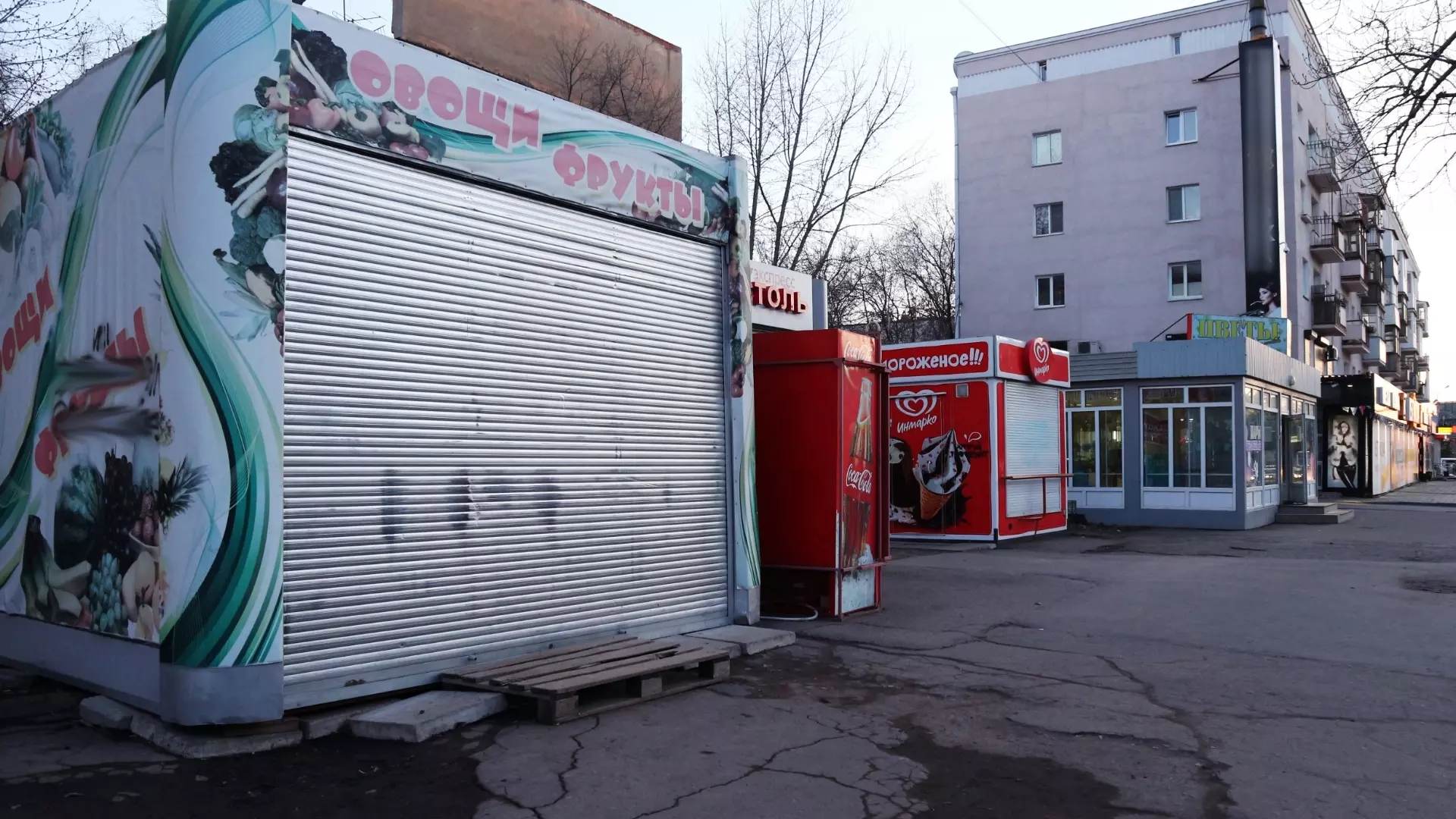 Киоски на остановках в Екатеринбурге массово сносят