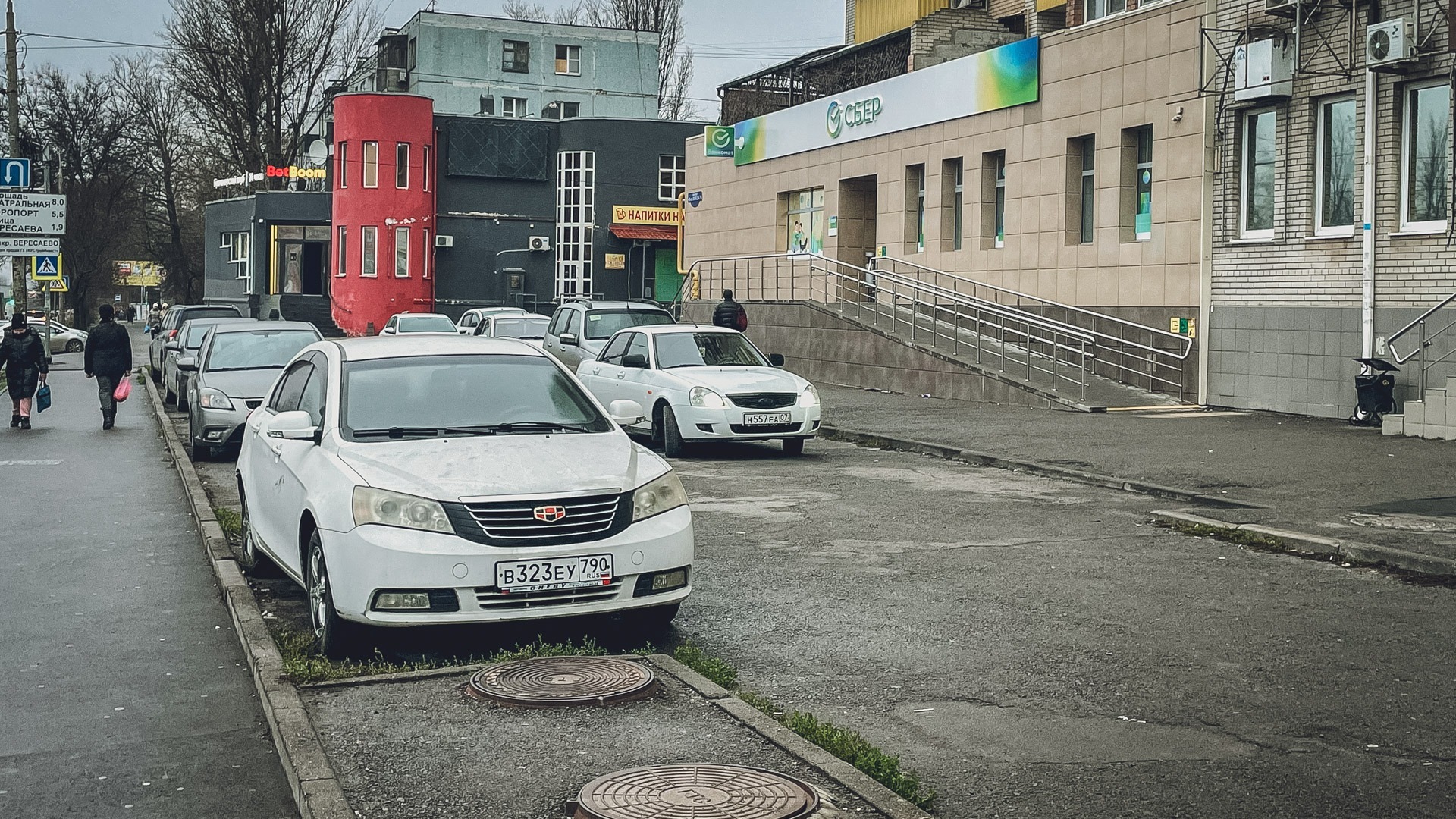 Депутат Екатеринбурга обматерил пешехода за съемку его припаркованной машины