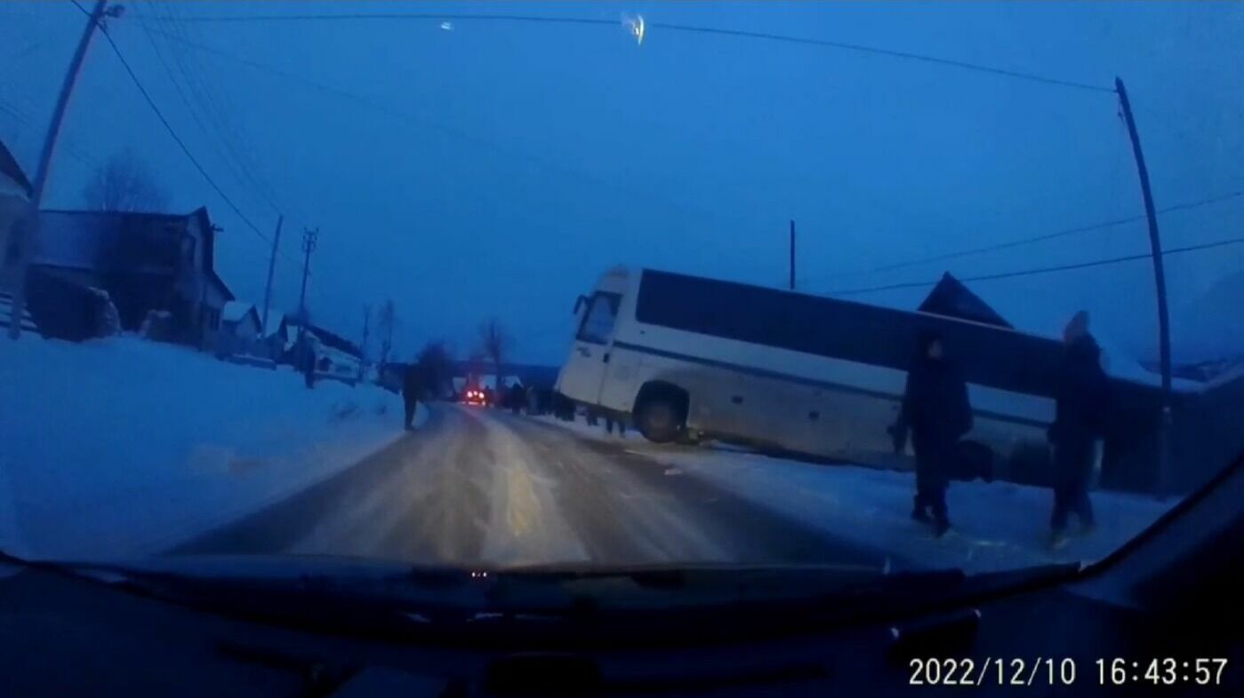 Экскурсионный автобус с 38 детьми из Североуральска улетел с дороги под Тагилом