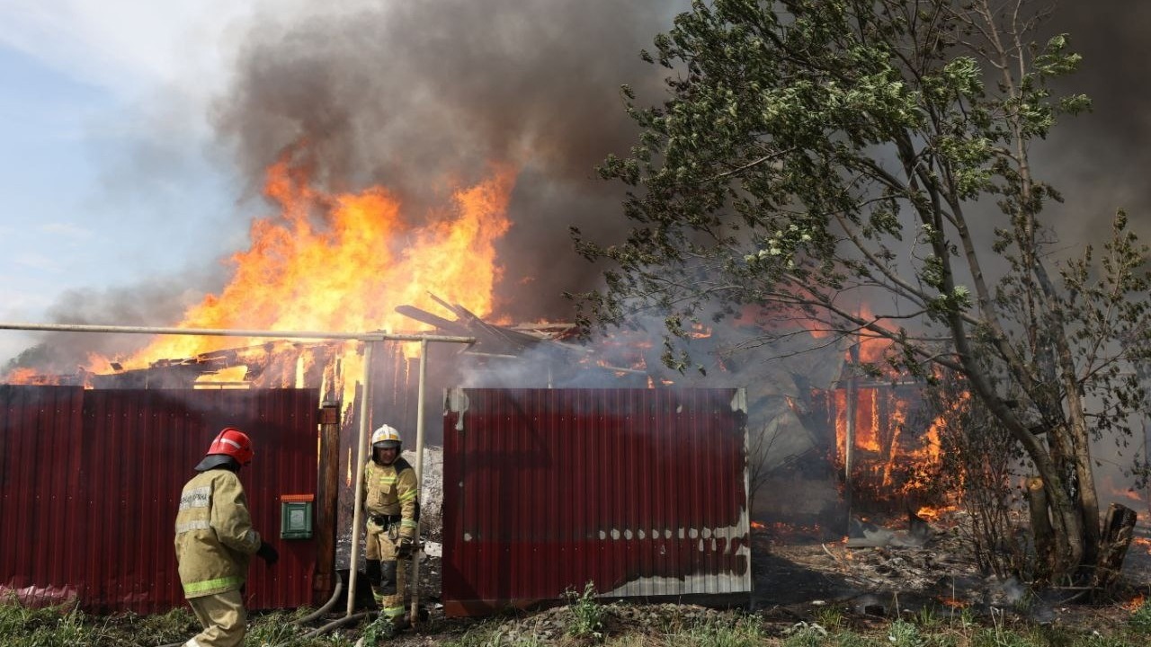 В Ревде из-за разбушевавшегося пожара сгорели 4 дома