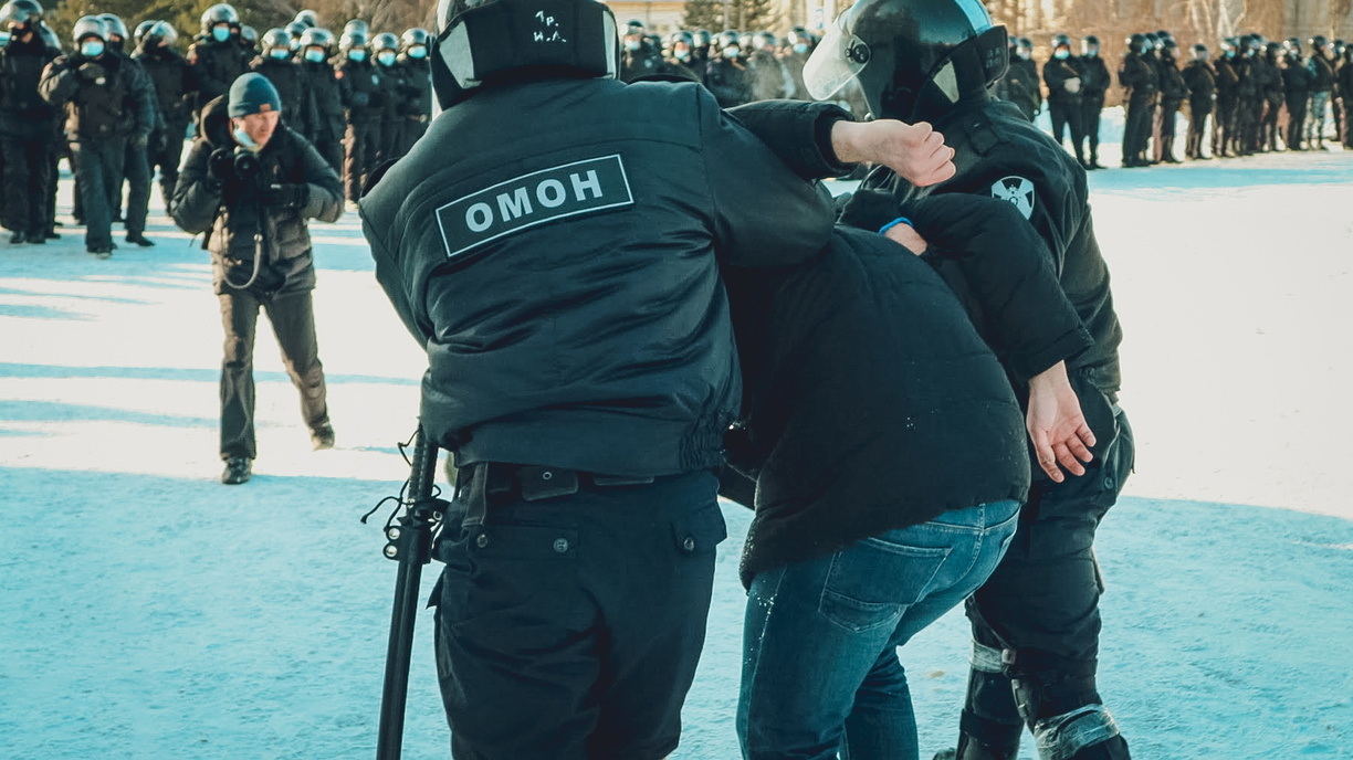 Полиция задержала активистов на пикете «За мир и дружбу народов» в Екатеринбурге