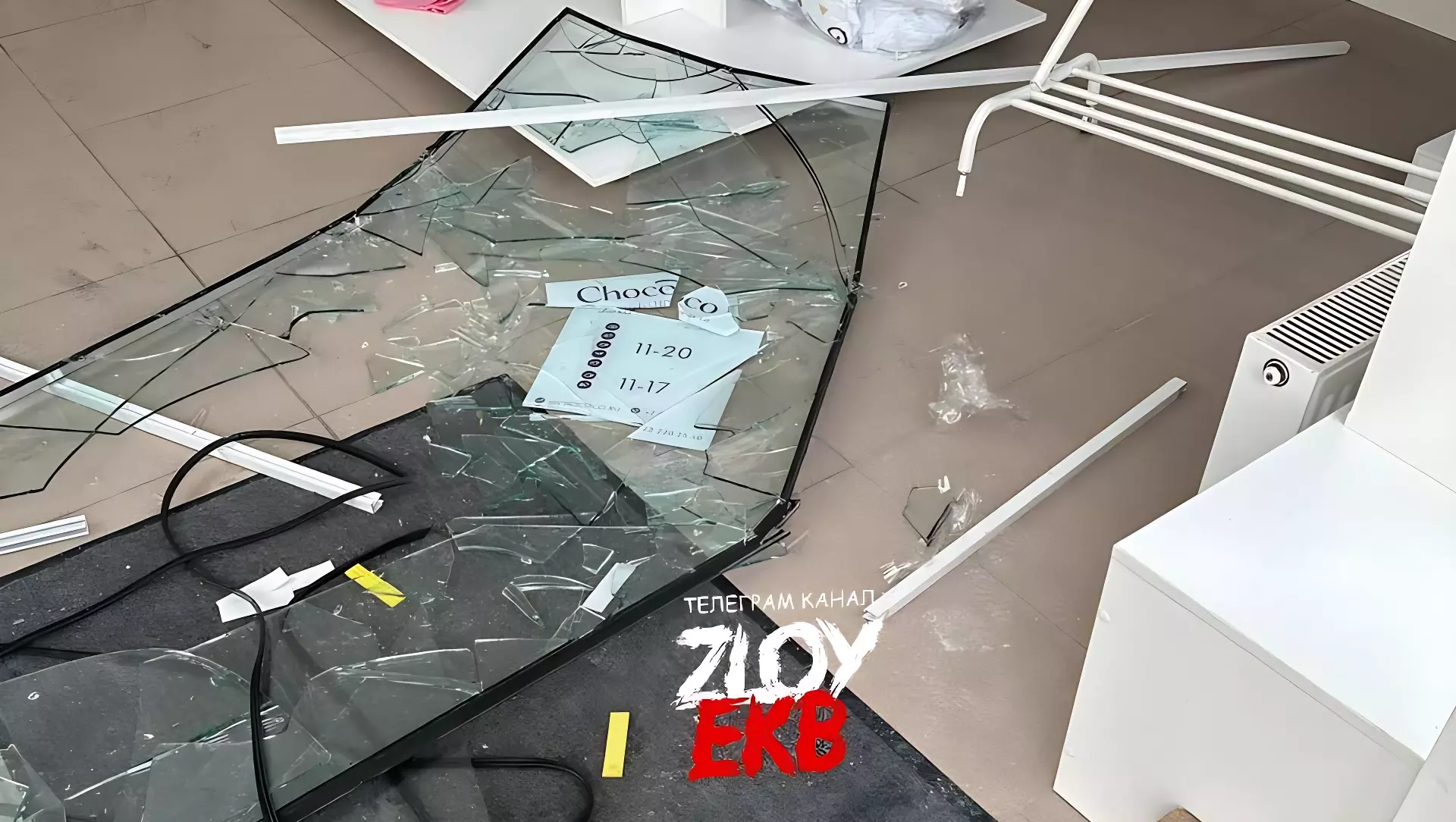 Подростки разбили стекло и вынесли кассу из магазина одежды в Екатеринбурге