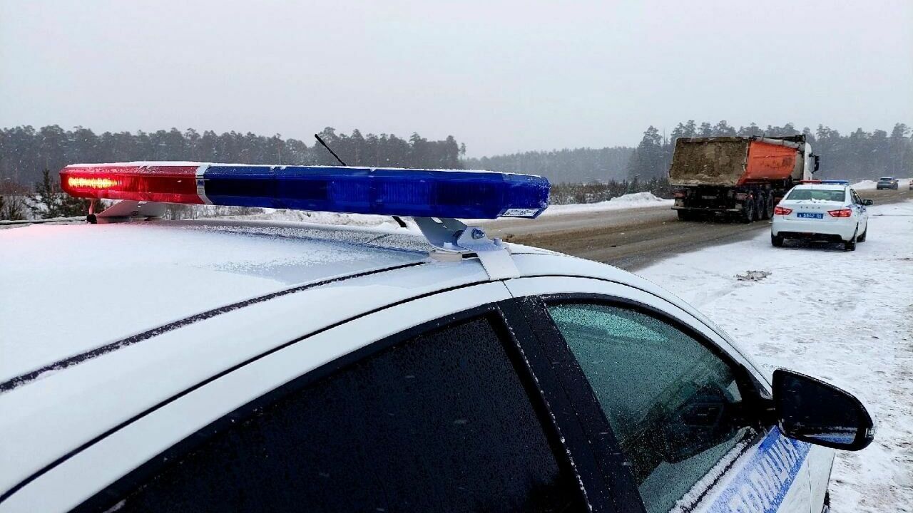 Из-за снегопадов ограничено движение грузовиков на Серовском тракте