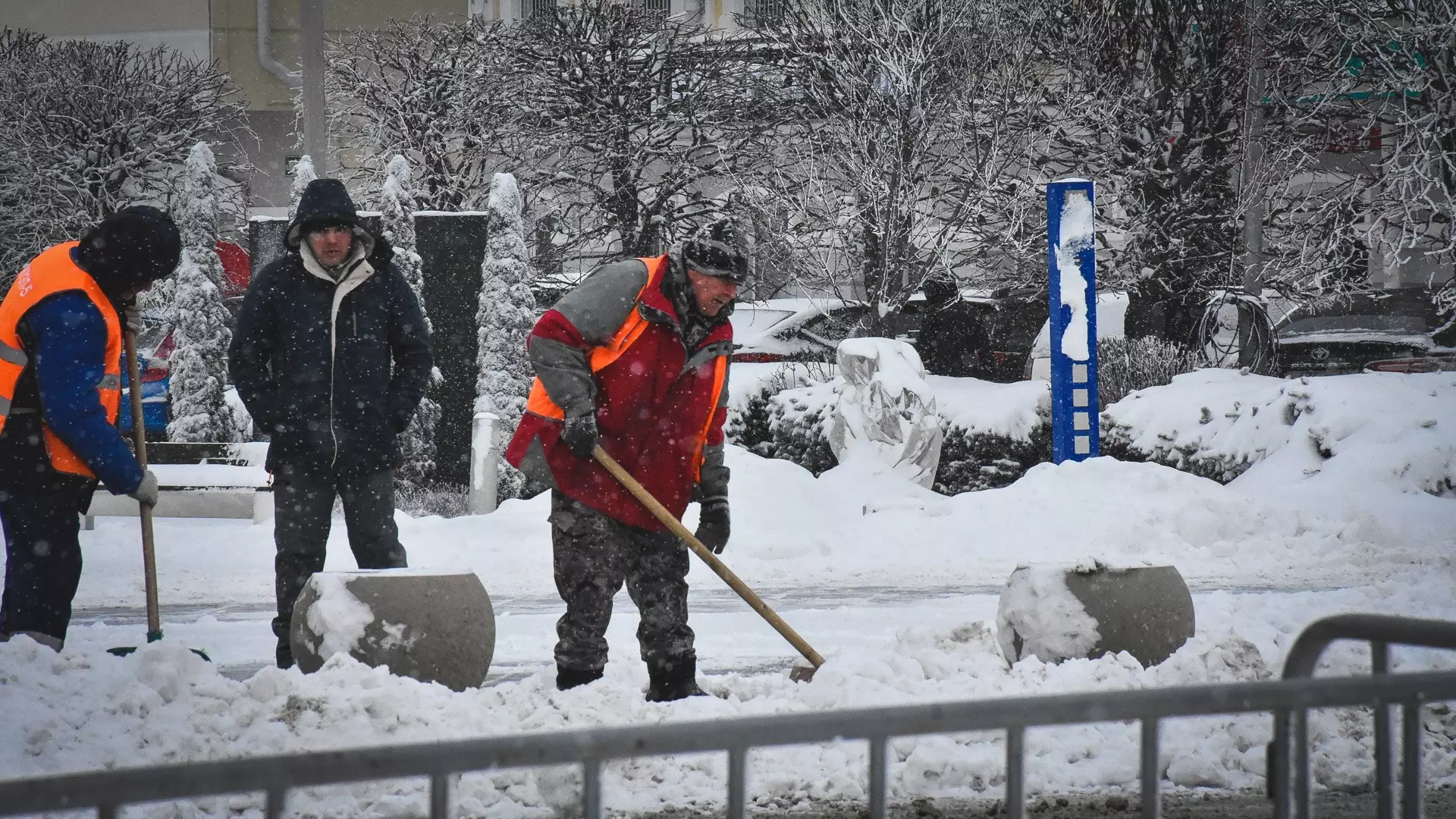 Свердловские коммунальщики этой зимой почти не убирают снег из дворов